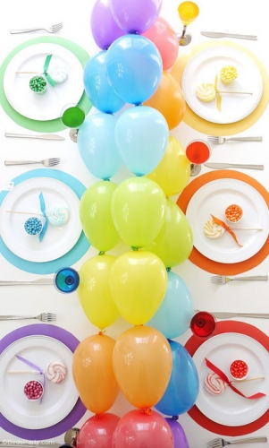 Una mesa llena de color